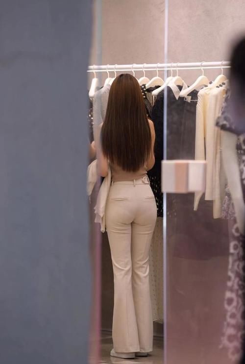 男生眼中的初恋穿搭，吊带背心搭配修身长裤，充满青春活力