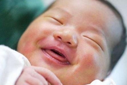 新生儿这个行为出现越早,说明大脑发育越好越聪明,你家宝宝有吗