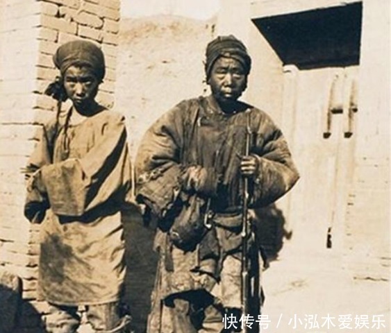 街上|晚清老照片：图三是街上的小贩，图四是两个无家可归的女乞丐