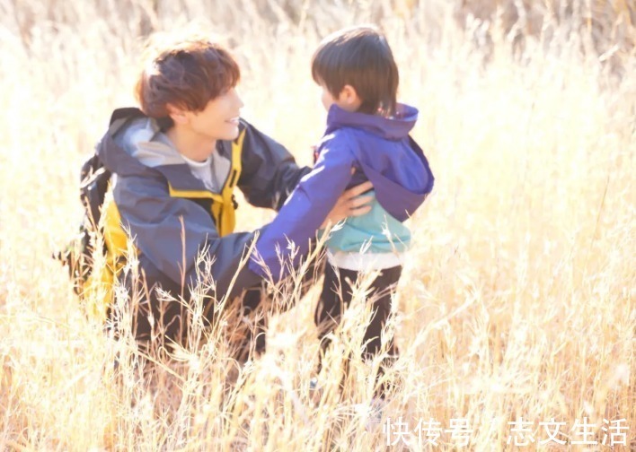 面对镜头|夫妇变闺蜜?一家三口玩cosplay,结果爸爸成了女装大佬