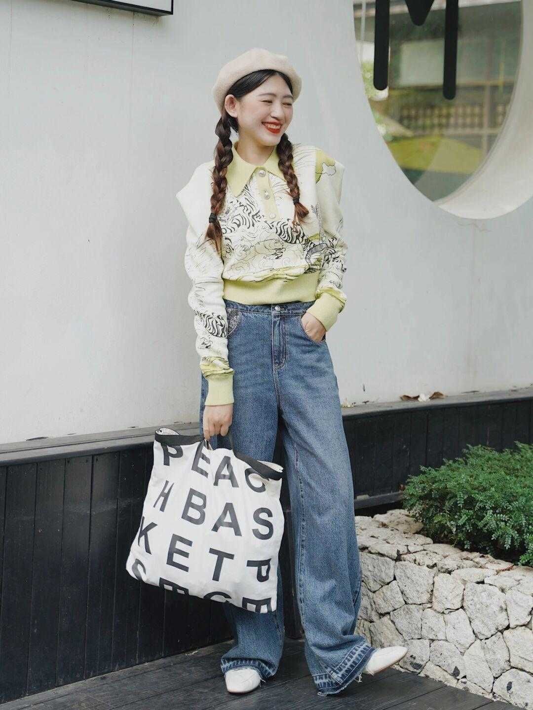风衣|终于明白小个子的“穿搭精髓”，印花上衣搭配牛仔裤，显高显瘦