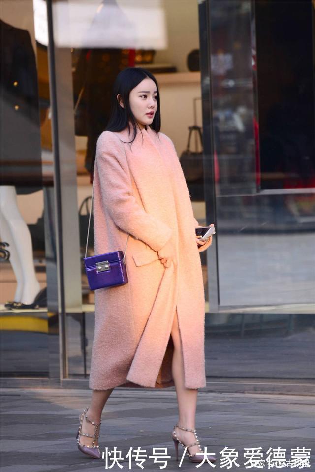 大衣|粉色大衣搭配尖头细跟铆钉凉鞋,这样的秋冬搭,你会尝试么