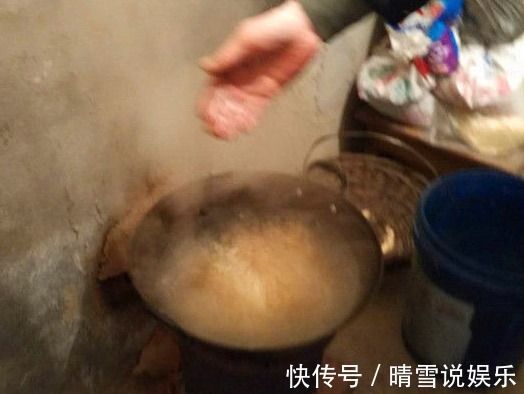 小伙带女友回农村老家，准公公特意做了个拿手菜，姑娘一口不吃