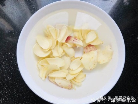 不对|蒸南瓜,直接上锅蒸是不对的,大厨多加1步,南瓜甜嫩更亮丽