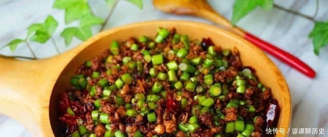 蒜苔|蒜苔新吃法，不炒蛋，不炒肉，这样炒鲜香还补钙，孩子爱吃！