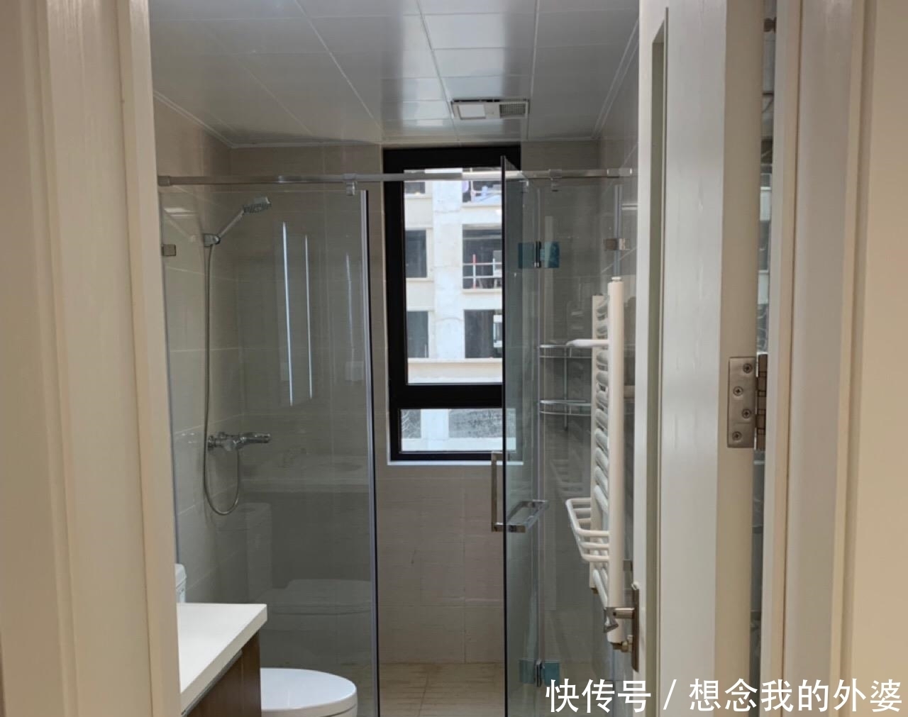 房间|等了两年精装房终于交付,装修还不错,有阳台的房间给儿子住!
