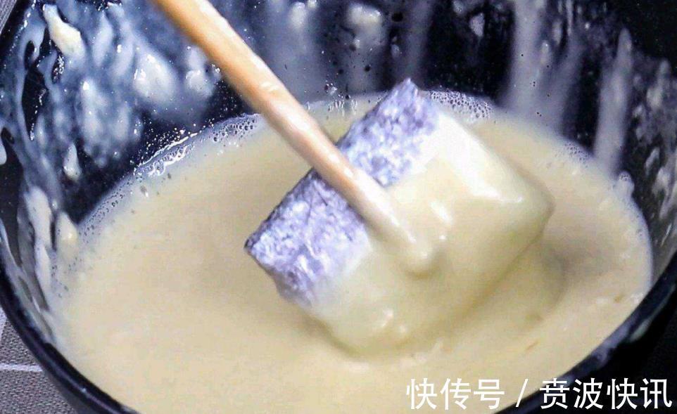 炸带鱼，挂面糊还是裹面粉很多人都搞错，难怪不酥脆，还会回软