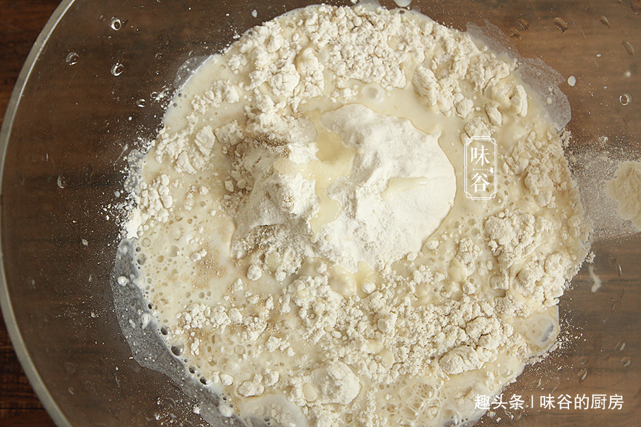 蒸馒头时加紫薯，好吃不腻，营养又低脂，隔三差五吃，肠胃更健康