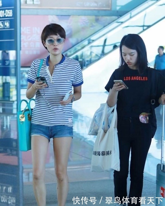 细长腿 短发的马伊琍也不乏女人味，穿条纹衫+短裤走机场，细长腿真加分！