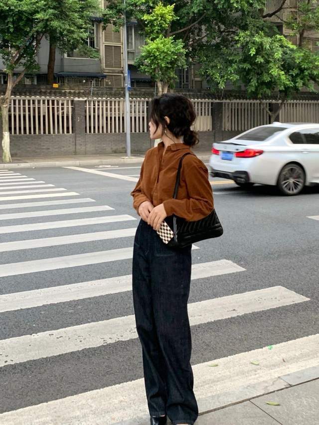 秋冬|普通人也适合穿的风格,棕色衬衫+黑色牛仔裤,保暖又时尚