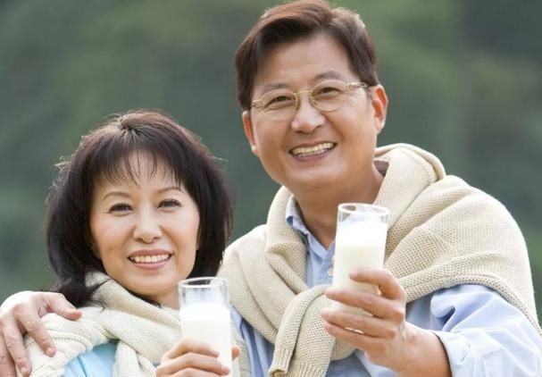 纯牛奶|喝牛奶与不喝牛奶的老人，身体有何差别？医生说出答案，不妨看看