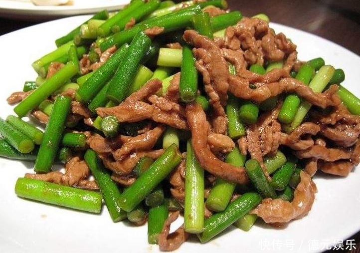 炒蒜苔，切好直接下锅炒就错了！多做1步，蒜苔更翠绿还入味