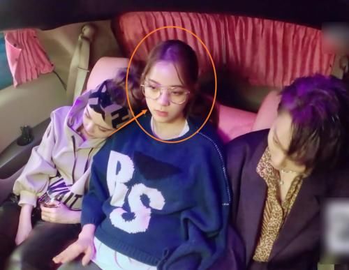 刘雨昕发现欧阳娜娜很疲倦，随后举动被镜头拍下，关系亲疏很显然