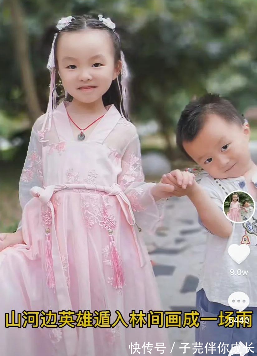 小宝|奇奇坐地上玩，悦悦把他训哭，网友：田静，你怎么教得孩子？