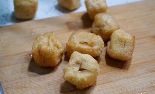 豆腐泡酿|超市遇到这食材别放过,5元买一大包,加肉馅蒸一蒸,米饭不够吃