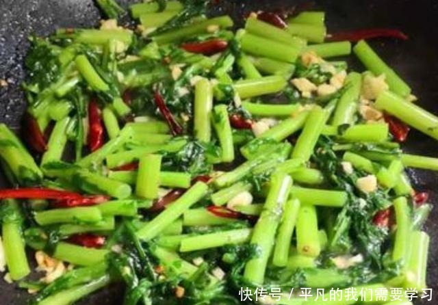 炒茼蒿时,别再放葱姜蒜了,这样简简单单炒一锅,全家人抢着吃!
