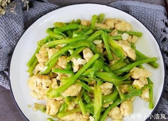 黄花菜|天然“安眠药”找到了，每天炒一盘，镇定安神，一觉睡到大天亮