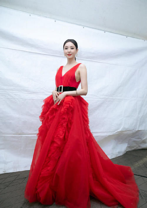 她是韩国“长腿女神”代表,身穿粉色西装裙出镜,更显皮肤白皙