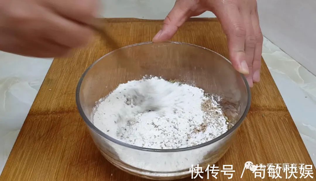 玉米油|以后麻花就这么做，撒1把小茴香，香酥又多层，出锅孩子念念不忘