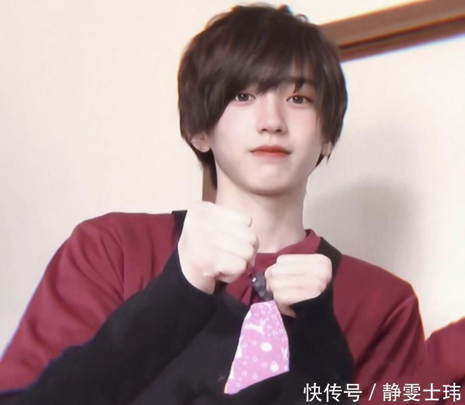 父母|18岁男孩爱“萝莉装扮”,晒卧室照“被狂喷”,父母反驳:很正常