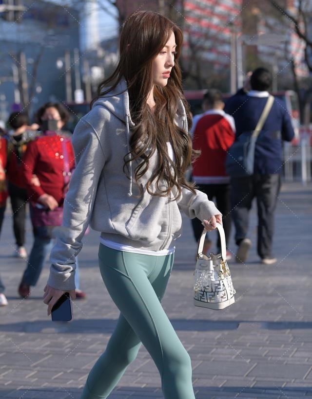 时尚 打底裤的打扮吸睛有范在简约中带着贵气,呈现柔美的风格!