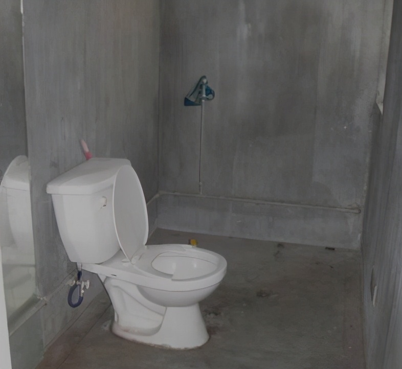 装修|因生活所迫没钱装修,该男子入住毛坯房5年,同事被“惊艳”到了