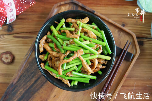 炒蒜苔,直接下锅炒就错了,多加一步,蒜苔翠绿不发黄,好吃入味