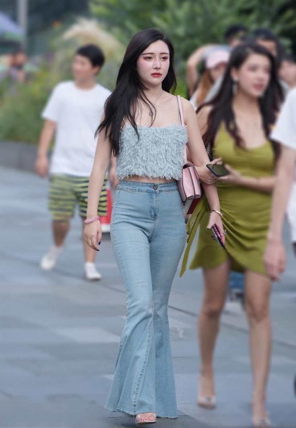 街拍,下回合一身白色的装扮非常甜美动人,尽显时尚女人味