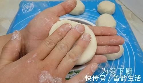 在家面粉别炸油条了，开水一烫，比蛋糕烧饼还香，真的非常美味