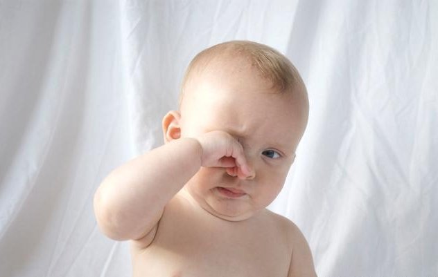 宝宝老揉眼睛有可能是病了家长要警惕 快资讯