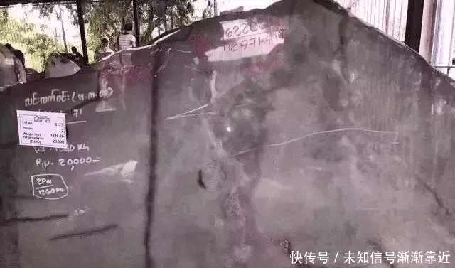 确认过眼神!今年最完美的赌石,1吨重玻璃种帝王绿估价5亿