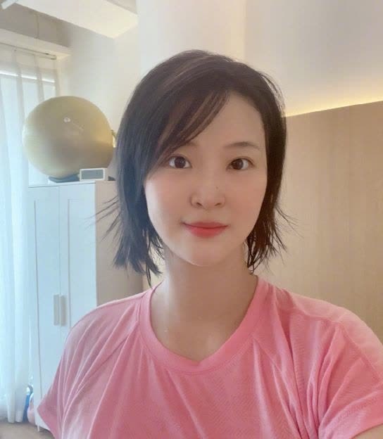 全家福|惠若琪晒全家福为女儿庆百天，怀抱女儿与老公甜蜜亲吻，好幸福