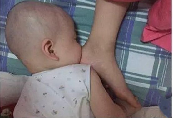 儿子|妈妈半夜醒来,发现8个月大的儿子“丢了”,找到后吓出一身冷汗