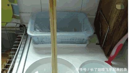 民间驱鬼秘术“清水立筷子”, 真能治疗疾病还是迷信 科学可以解释!