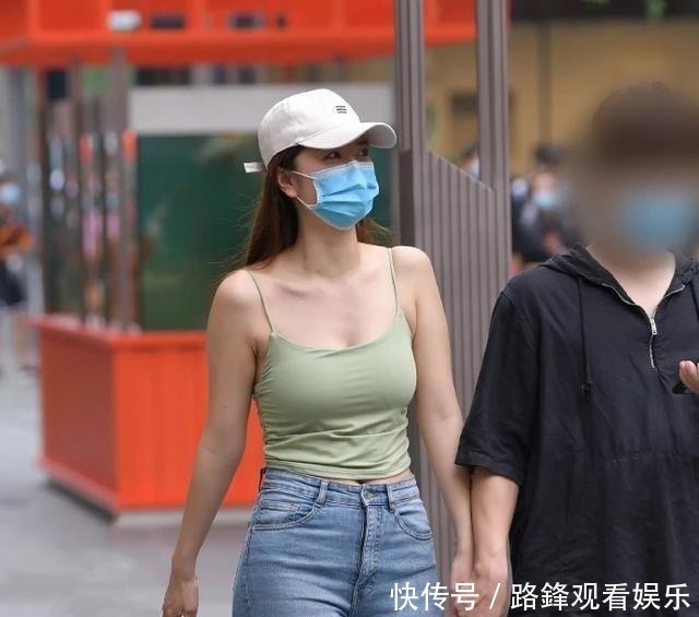 微胖妹子的休闲装,吊带搭配牛仔裤,轻松展现清纯魅力