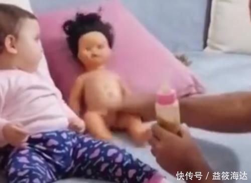 喝奶|萌娃不愿喝奶,亲爸通过教训布娃娃来“恐吓”娃火了,网友:绝了