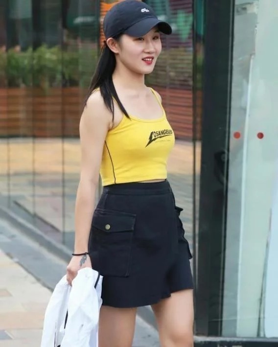 街拍|街拍:气质温婉的长发美女,蓝色连衣裙,清爽大气女人味十足