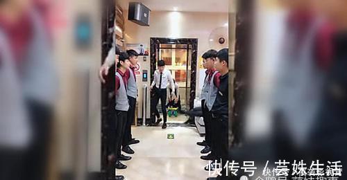 弟弟|二胎生了个弟弟，9个20岁的哥哥就把他宠成这样子，看后不谁笑