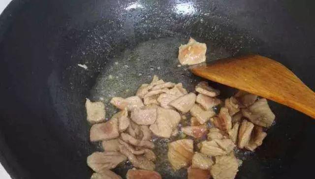 炒肉丝,别再放淀粉腌制了,30年大厨教你三招,肉丝滑嫩入味