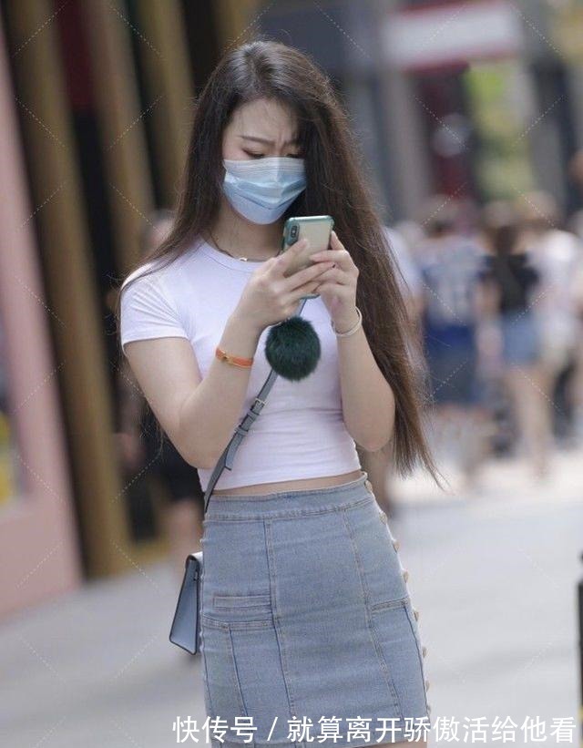 浅蓝色|白色短袖搭配浅蓝色修身牛仔裙，青春靓丽，自信大方