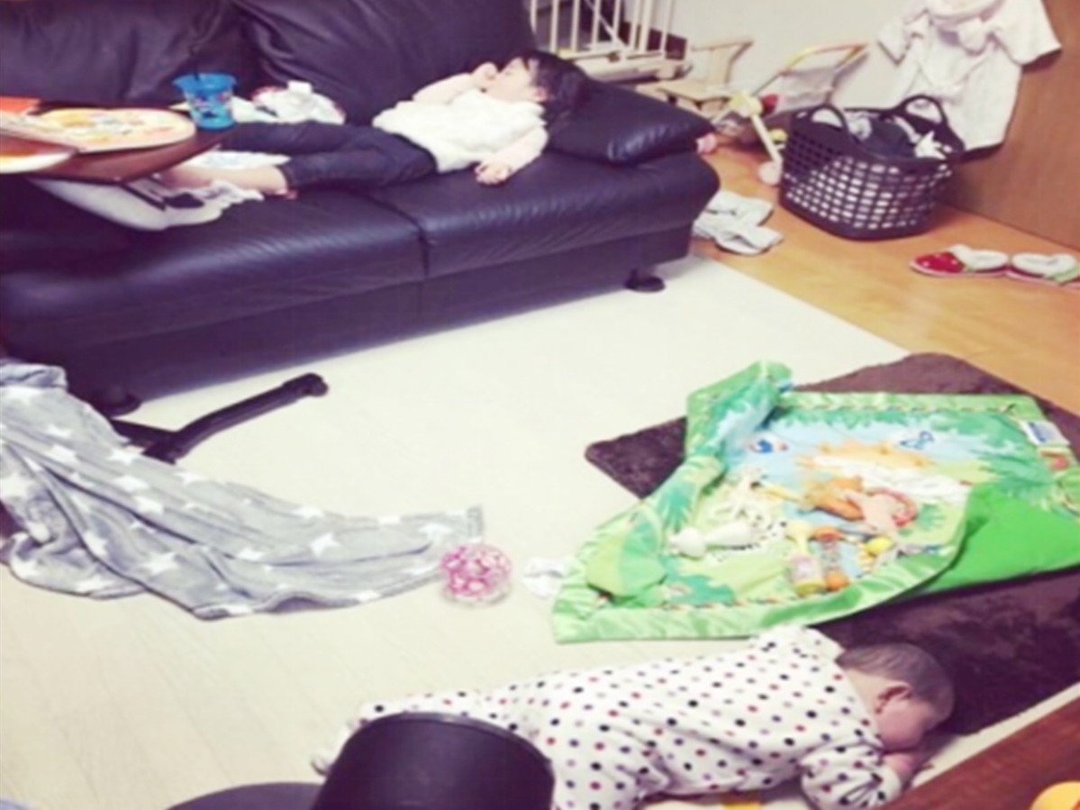 父母分享孩子“没电了”的照片“火了”,感慨:睡功是真强啊