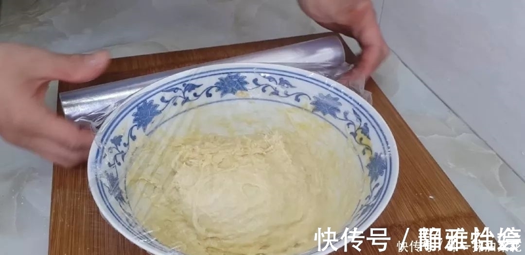 保鲜膜|早餐新吃法,面粉里加1个鸡蛋,放入冰箱冷藏,比油条麻花都好吃