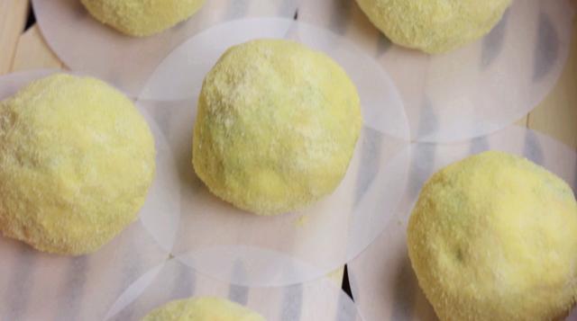 不用和面就能吃上菜团子，玉米面上滚一滚就下锅，皮薄馅多味道好