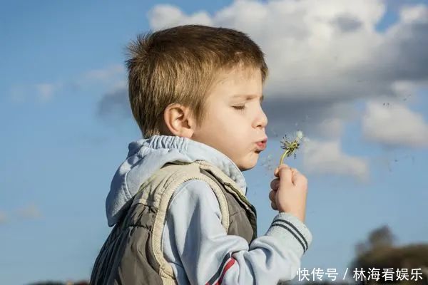 爸爸扮女装接娃放学，幼儿园保安看愣眼，网友比妈妈还美