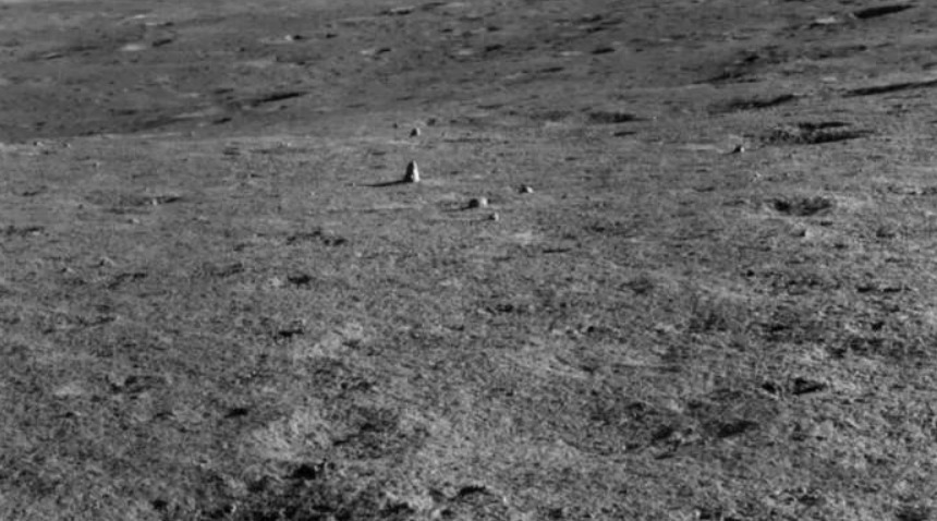 玉兔二号拍到“发光石”!周围有新鲜痕迹,到底是如何来的?