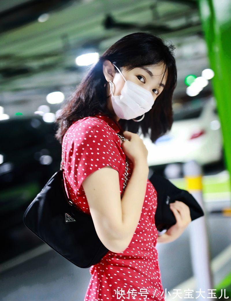 穿搭|黑与白的搭配,融入了豹纹元素,让穿搭清新靓丽又显高级美