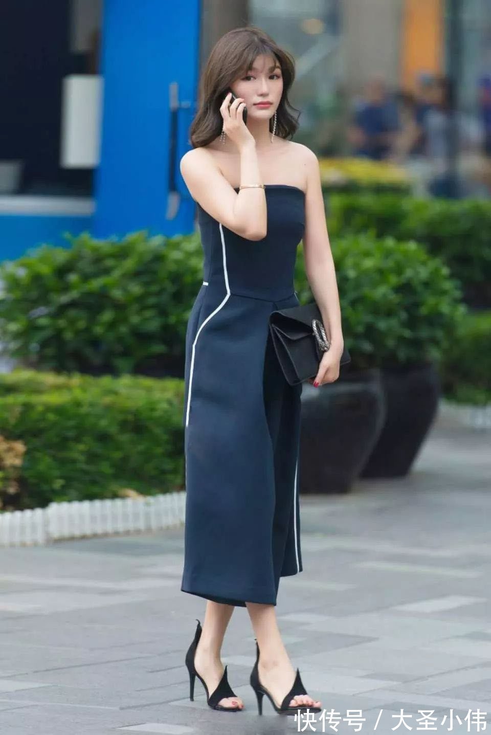 高跟鞋|美女街拍:高跟鞋控的福利,美女穿在脚上实在是太美,让直男觉得有些心动