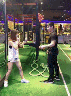 |搞笑GIF趣图:熊孩子做的事情,总是让人不舒服