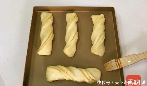 柔软到怀疑人生!一次成功的椰蓉奶棒面包,学会了不用去面包店买