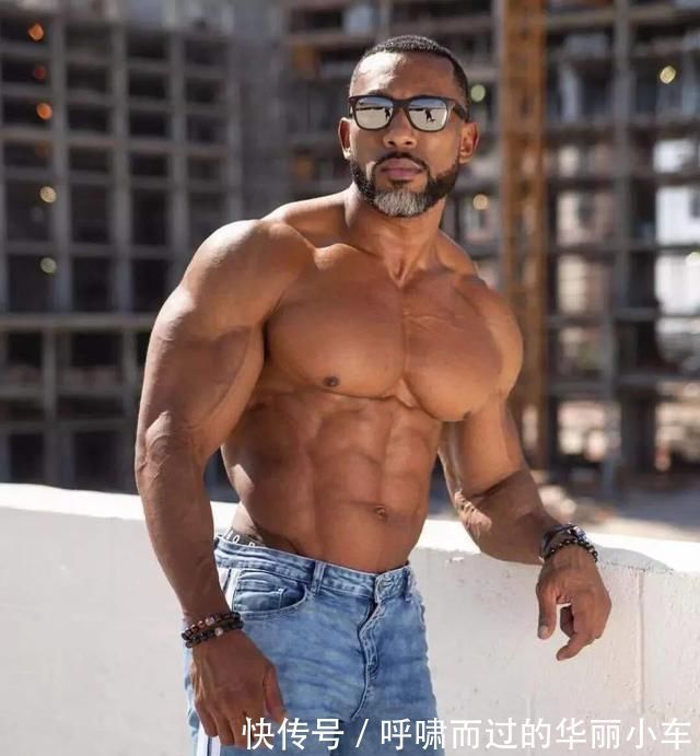 大臂|靠饱满胸肌成为世界冠军享誉健身圈塑造胸肌无关动作需要细节